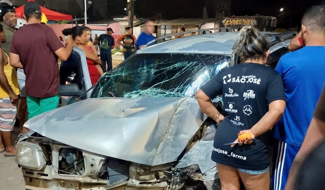 Carro colide contra parede de mercadinho e motorista fica preso às ferragens em Rio Largo