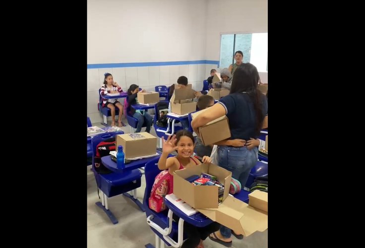 Prefeitura de Feira Grande entrega kits escolares para estudantes da rede municipal