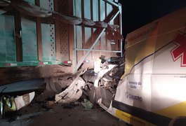 Colisão entre ambulância de Cajueiro e carreta deixa pessoa gravemente ferida