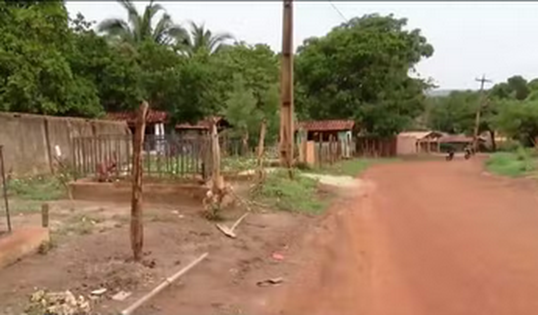 Sem espaço em cemitério, moradores enterram falecidos na rua em cidade do Maranhão