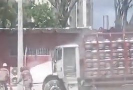 Caminhão carregado com botijões de GLP pega fogo em avenida de Maceió