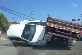 Veículo de passeio colide violentamente com caminhão