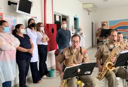 Enfermeiros do HE do Agreste são homenageados pela Banda de Música da PM