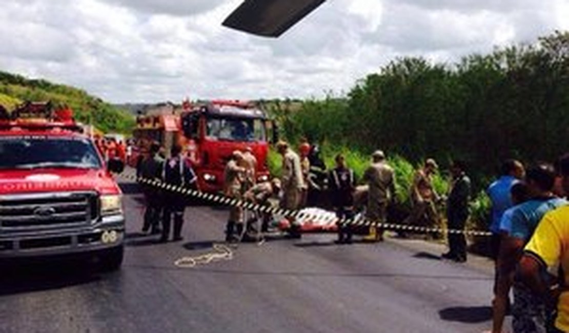 Um morre e outro fica ferido após capotamento na BR-101