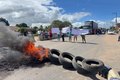 Familiares fecham trecho da AL-110 em protesto após atropelamento fatal de mulher em Arapiraca