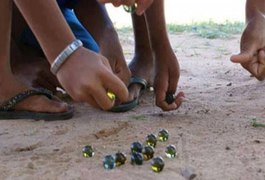 Jovens que estavam traficando tentam 'escapar' da polícia jogando bolinha de gude com crianças em Arapiraca