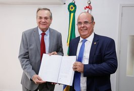 Tourinho transmite o exercício do cargo de governador a Ronaldo Lessa