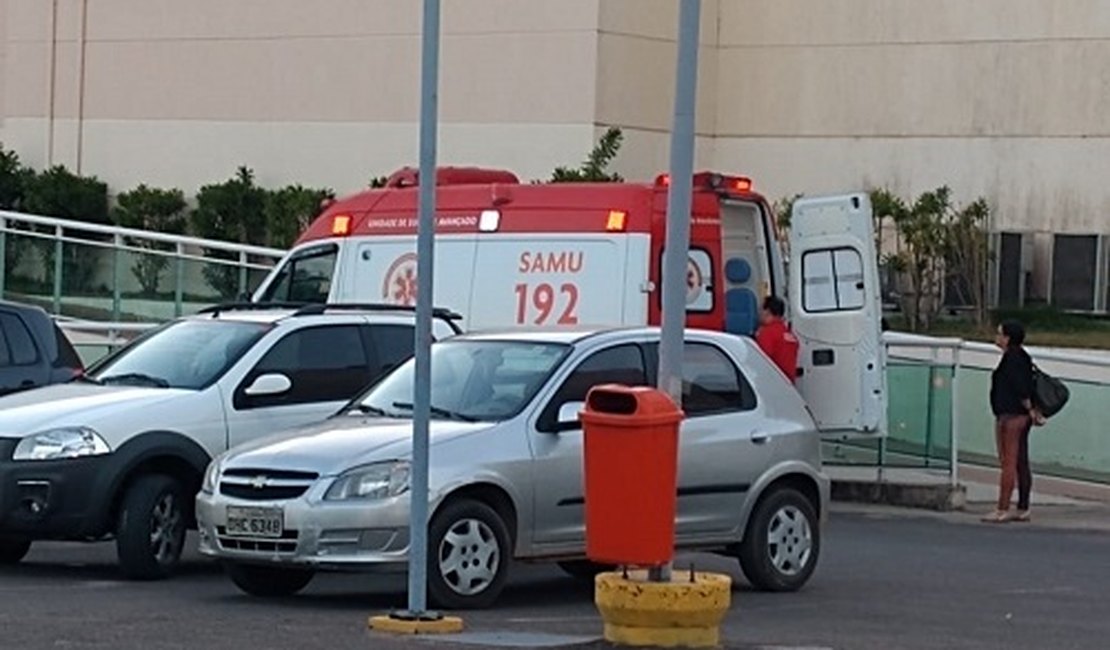 VÍDEO. Idosa passa mal em praça de alimentação de shopping no bairro Santa Edwiges