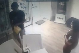 Câmeras de segurança flagram assalto a loja da Vivo em Teotônio Vilela