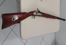 PM de São Sebastião e do CISP de Junqueiro apreendem arma abandonada