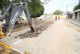 Obra de esgotamento sanitário no bairro Jardim Tropical é iniciada