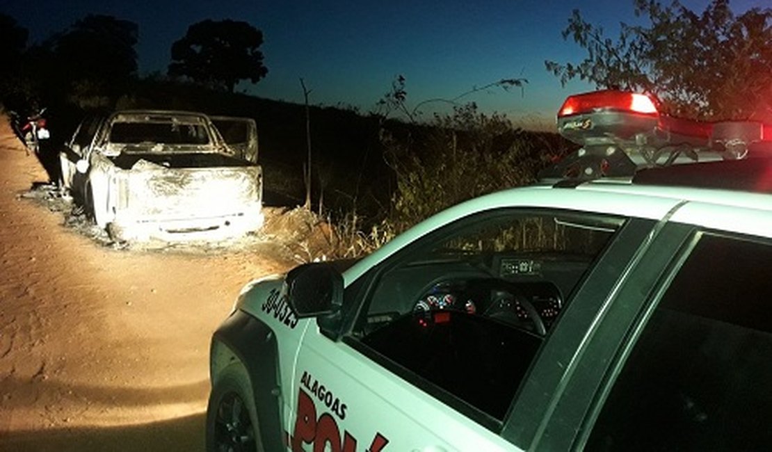 Picape é encontrada totalmente carbonizada na região Agreste