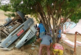Funcionários de empresa de laticínios de Arapiraca morrem em grave acidente