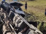 Caçamba carregada com brita cai em riacho após não conseguir subir ladeira no interior de Alagoas