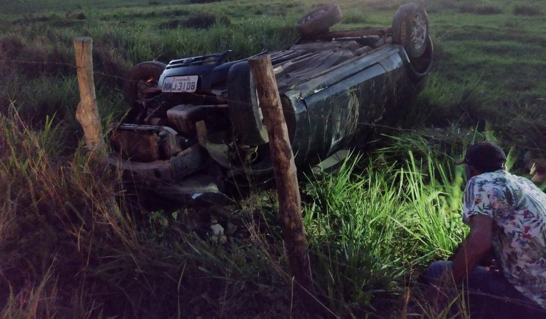 Carro capota na AL-115, em Lagoa da Canoa