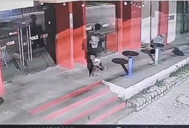 Vídeo. Criminosos invadem lanchonete e dão prejuízo de mais de R$ 15 mil na capital alagoana