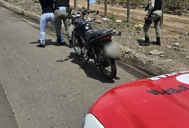 Homem é flagrado com cocaína durante patrulhamento no bairro Canafístula, em Arapiraca