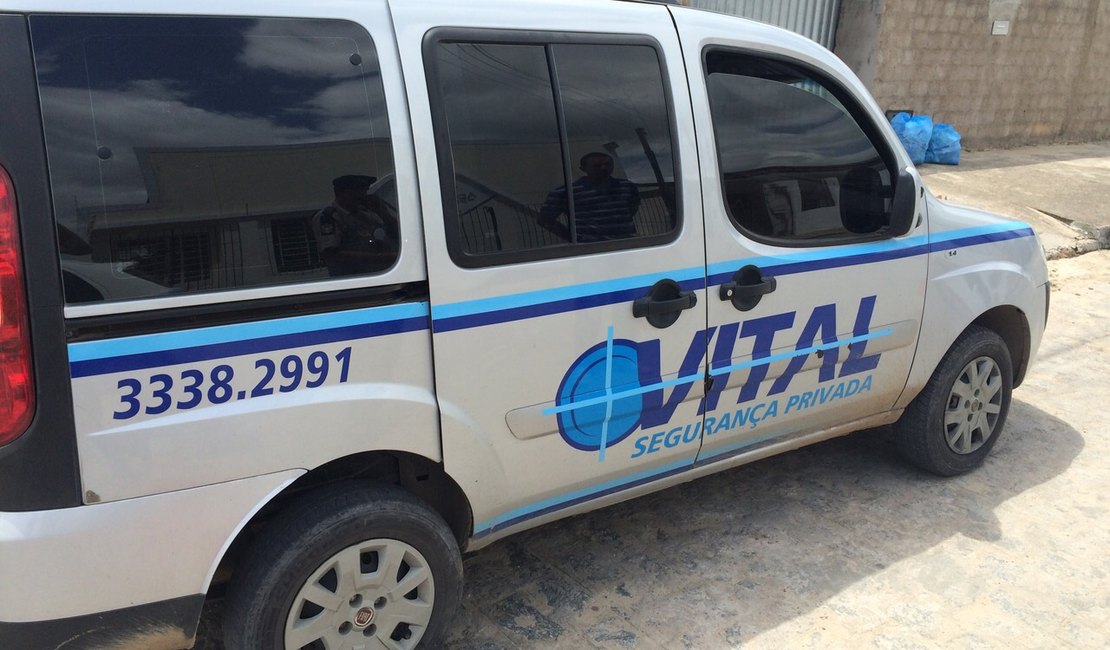 Criminosos roubam carro que transportava 32 armas de vigilantes