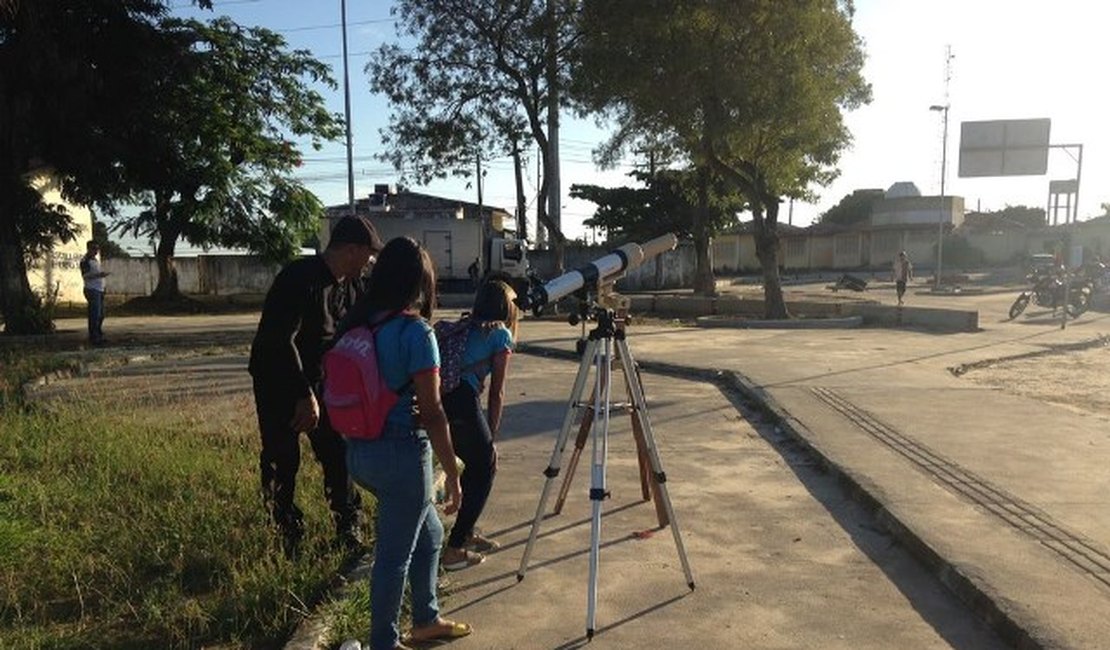 Eclipse total do sol chama a atenção de estudantes em Maceió