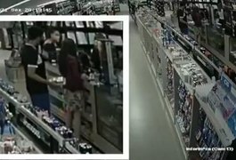 Câmera registra momento em que jovem tenta filmar embaixo da saia de turista em shopping de Maceió