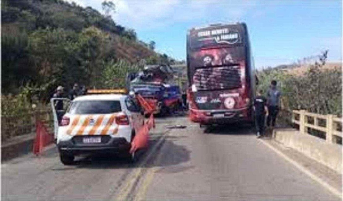 Cantor publica vídeo mostrando como ficou ônibus após acidente e agradece livramento divino; assista