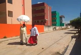 VÍDEO. Padre percorre ruas de Arapiraca com ostensório pedindo proteção contra coronavírus