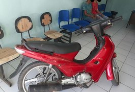 Polícia Militar recupera ciclomotor, apreende drogas e captura três suspeitos, em Arapiraca