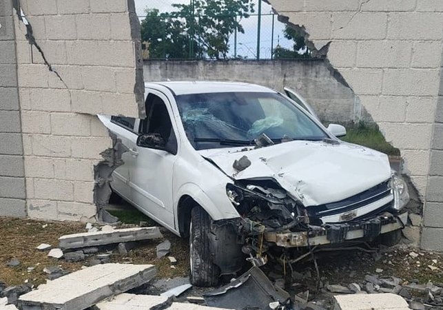 Carro atinge e derruba parte de muro de condomínio no Antares, em Maceió