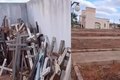 Coveiro reclama após limpeza de cemitério retirar cruzes de covas