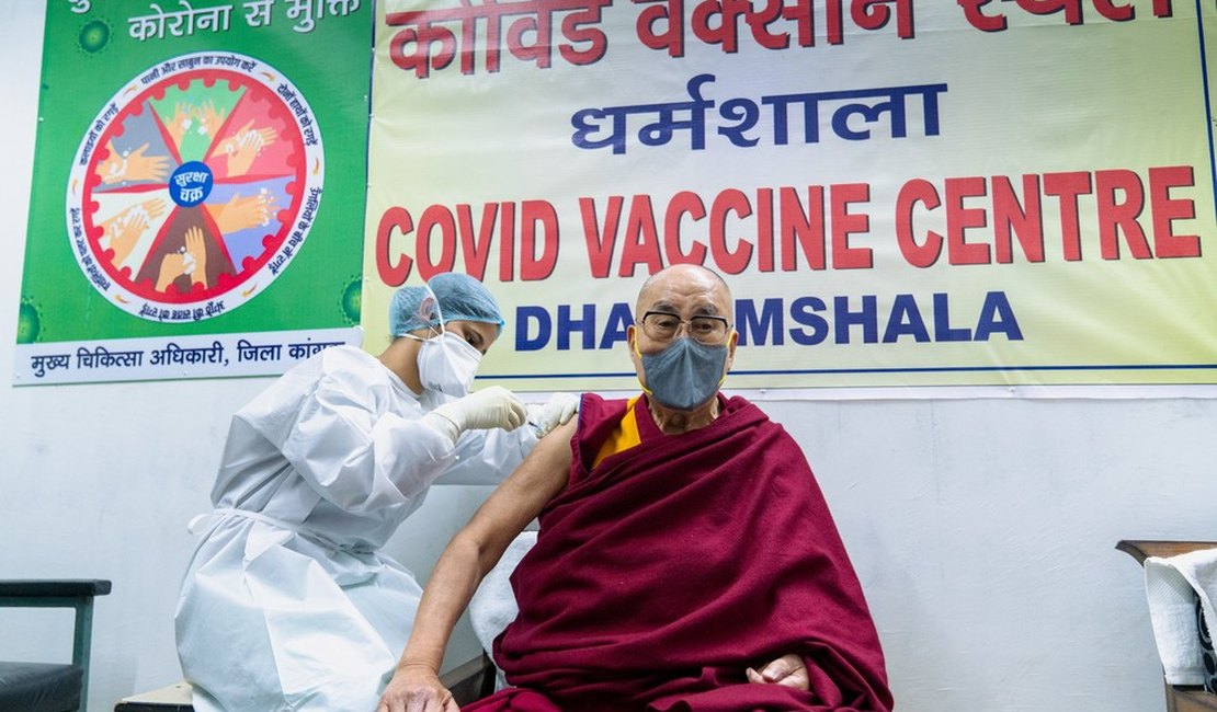 Dalai Lama recebe primeira dose de vacina contra coronavírus