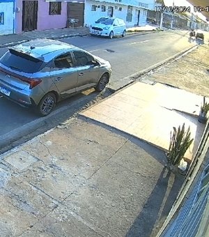 Motocicleta colide contra carro em cruzamento de via no bairro Brasília, em Arapiraca