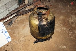 Explosão de botijão de gás provoca incêndio em casa em São Miguel dos Campos