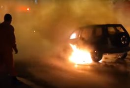 Automóvel fica completamente destruído após pegar fogo em Maceió