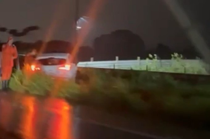 Motorista perde controle da direção e atinge poste às margens da AL-220, em Arapiraca