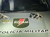 Polícia Militar prende casal com armas de fogo após abordagem no Tabuleiro, em Maceió