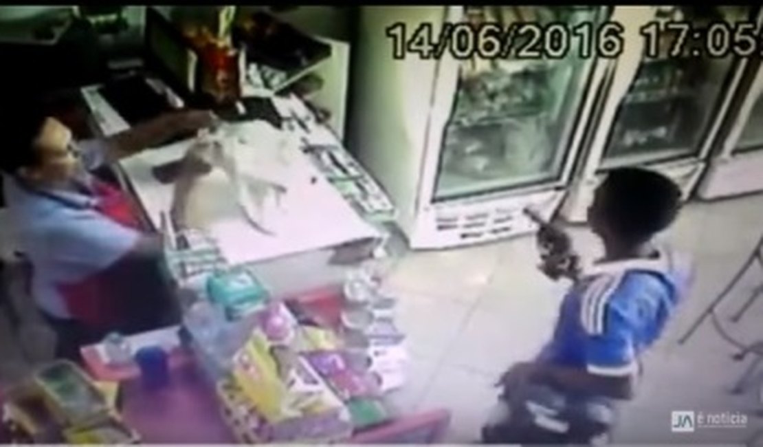 Vídeo mostra ação de assaltante em posto de combustíveis de Arapiraca