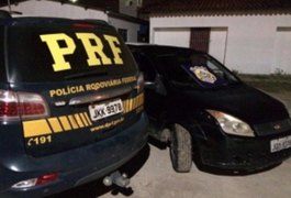 PRF recupera carros roubados e prende dois suspeitos na BR-101