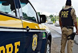 Caminhão capota em rodovia federal em São Miguel dos Campos