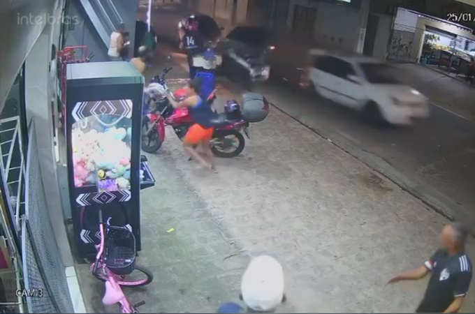 VÍDEO: Motorista provoca acidente fatal na entrada de estabelecimento comercial em Maceió; duas pessoas ficaram feridas