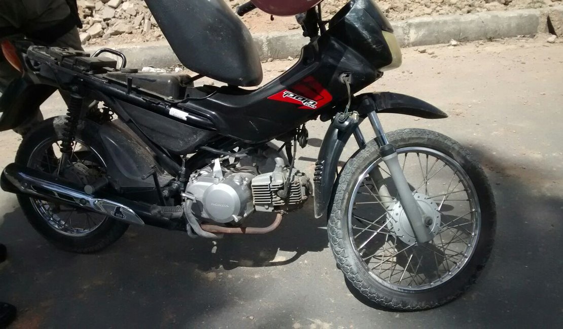 Bandidos assaltam jovem e abandonam moto durante perseguição em Arapiraca