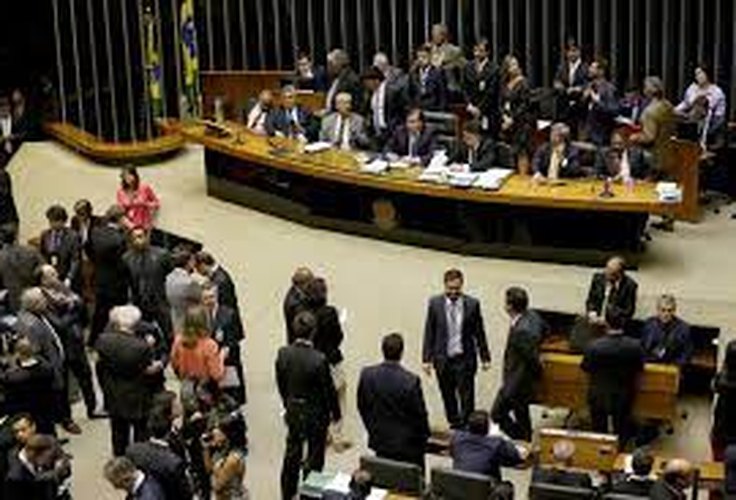 Deputados avaliam antecipar feriados para as segundas ou adiar para as sextas-feiras