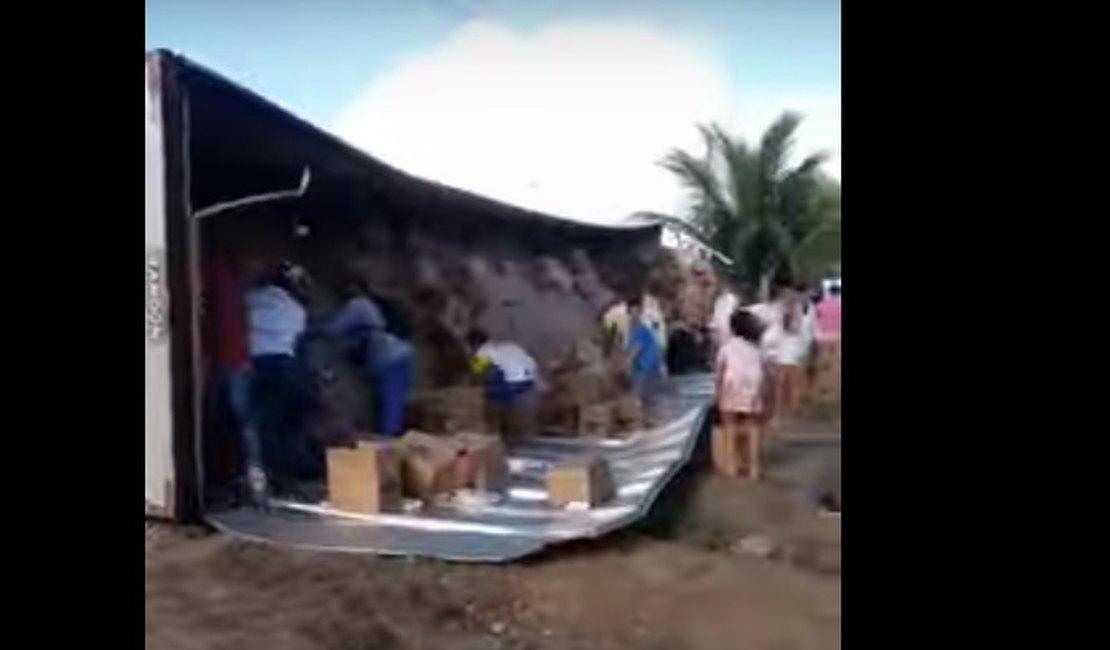 VÍDEO. População saqueia carga de carreta que tombou na BR-101, em Junqueiro