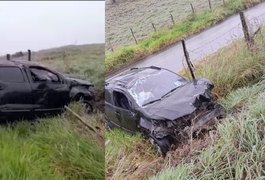 Motorista perde controle de picape em curva e atinge estacas fora da estrada, no Agreste de Alagoas