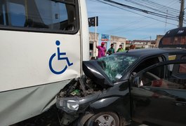 Batida envolvendo carro e ônibus deixa cinco feridos em Maceió; três vítimas eram crianças