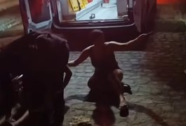 Jovem sofre lesão no joelho após escorregar em sacola com fezes no Recife