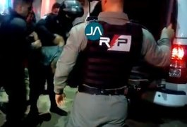 Minutos após o crime, PM prende indivíduo suspeito de matar a pauladas homem, em Arapiraca