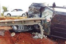 Carro sobra em curva e derruba poste de energia na AL-110