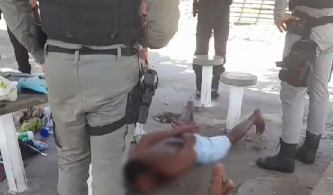 PM prende homem que matou morador em situação de rua na Praça Lions, em Arapiraca