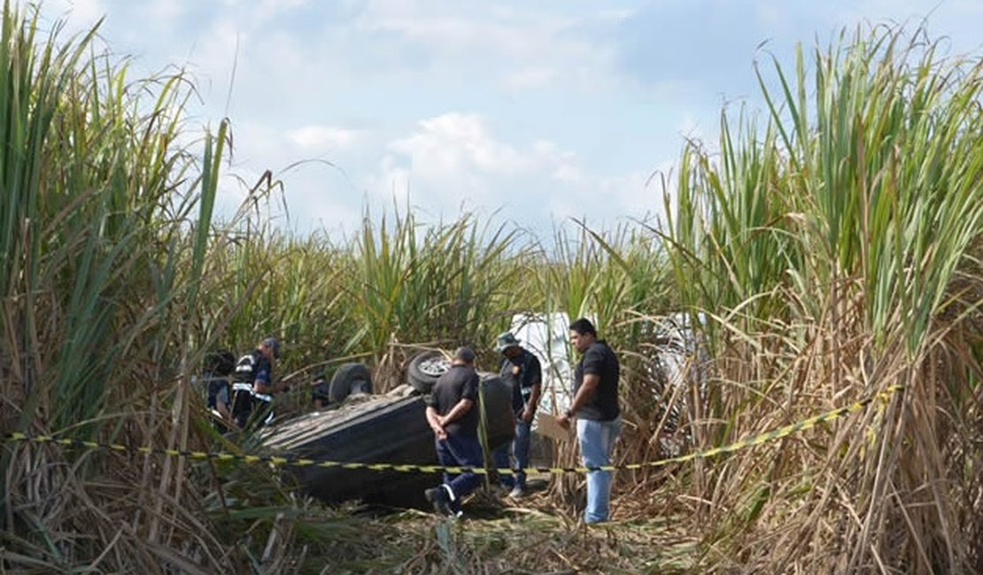 Veículo capota e motorista morre na BR 101, em São Miguel dos Campos