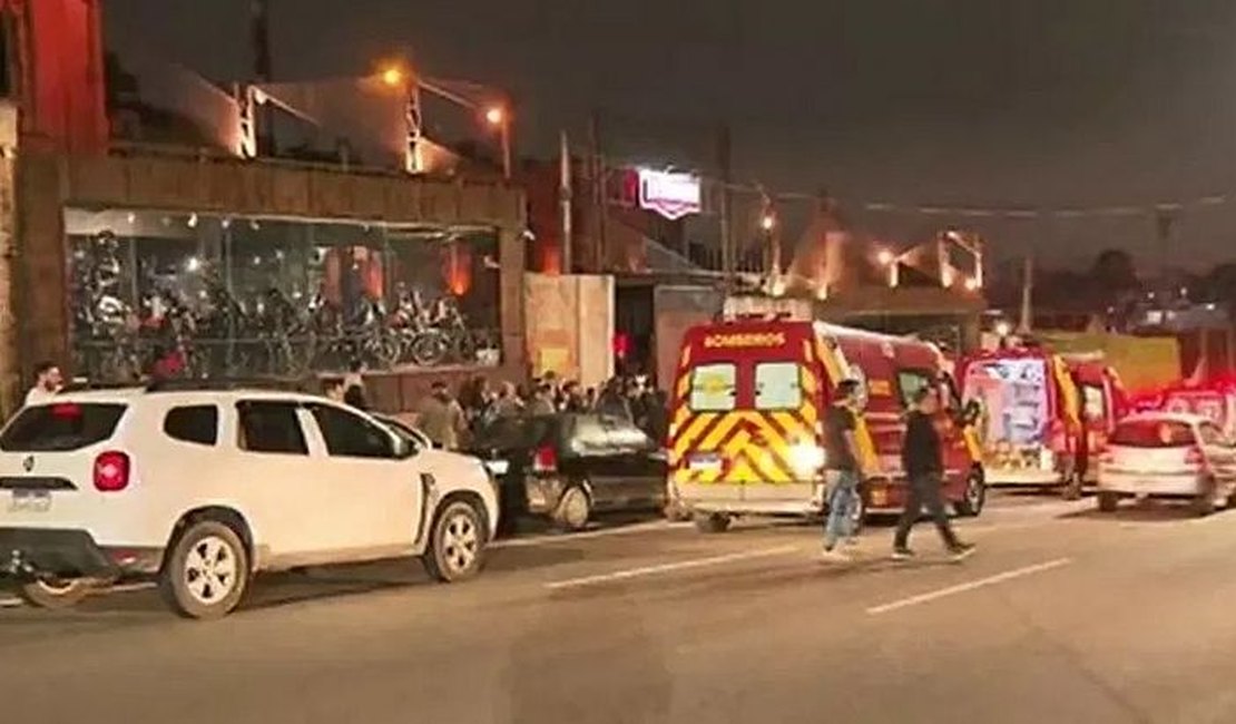 Por causa de bronca ao acender cigarro em bar, homem mata uma pessoa de deixa três feridas